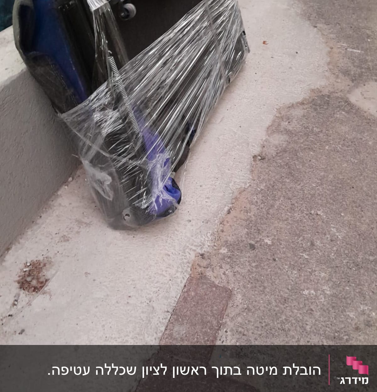 רהיט עטוף בניילון על מדרכה ליד רכב